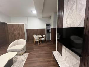 ein Wartezimmer mit weißen Stühlen und einem Tisch in der Unterkunft The R Hotel Islamabad in Islamabad