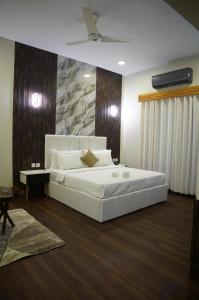 Ένα ή περισσότερα κρεβάτια σε δωμάτιο στο The R Hotel Islamabad
