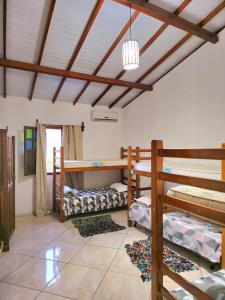 Ένα ή περισσότερα κρεβάτια σε δωμάτιο στο Suítes Arraial 300m do Centro