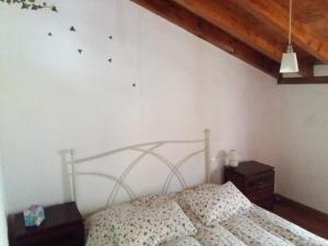 1 dormitorio con 1 cama con mariposas en la pared en El Cerro, en La Concha