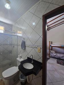 Ένα μπάνιο στο Suítes Arraial 300m do Centro