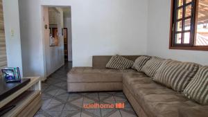 una sala de estar con un sofá marrón en una habitación en Sitio em Aracariguama com Piscina e Churrasqueira, en Araçariguama 44 fotos más