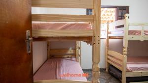 un paio di letti a castello in una stanza di Sitio em Aracariguama com Piscina e Churrasqueira a Araçariguama