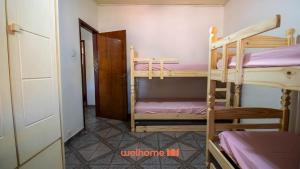 Camera con 2 letti a castello e corridoio di Sitio em Aracariguama com Piscina e Churrasqueira a Araçariguama