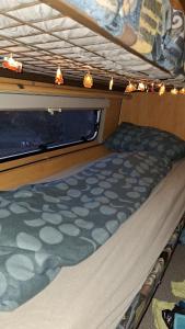 an upper bunk of a boat with a bed at Wohnwagen mit feststehendem Vorzelt in Fehmarn +29 photos