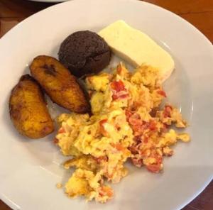 帕纳哈切尔casa Borde Del Lago的一盘食物，有鸡蛋、土豆和奶酪。 更多4张照片