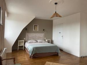 GuilliersHORTENSE的一间带一张床的卧室,位于带楼梯的房间