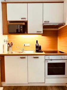 诺德奈Nordseekrabbe的带白色橱柜和水槽的厨房 更多14张照片