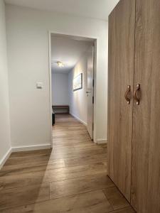 诺德奈Nordseekrabbe的一条空的走廊,有门和木地板