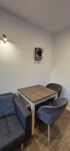 a living room with a table and a couch at Apartament Na Rynku in Bytom