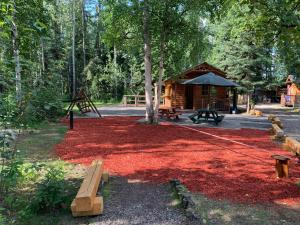 Κήπος έξω από το Sven's Basecamp Hostel