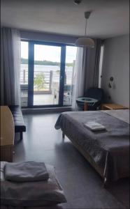 DługiePensjonat Długie Lubuskie的一间带床的卧室，可欣赏海景