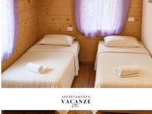 Un pat sau paturi într-o cameră la Appartamento vacanze Marco