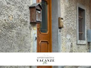 a wooden door on the side of a building at Appartamento vacanze Marco in Venas