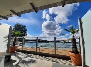 DługiePensjonat Długie Lubuskie的阳台享有海滩美景。