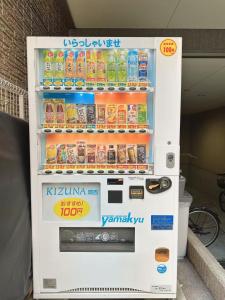 een automaat gevuld met drankjes en frisdrank bij katsu house 心斋桥 in Osaka