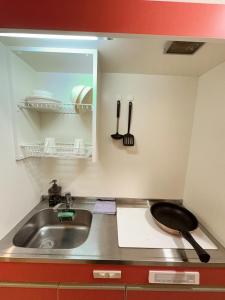 een aanrecht met een spoelbak en een spiegel bij katsu house 心斋桥 in Osaka +50 foto's