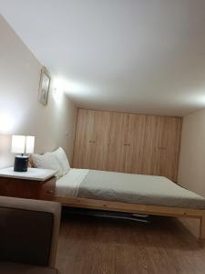 Kalymnos Center Sea Port في كاليمنوس: غرفة نوم مع سرير ومكتب مع مصباح