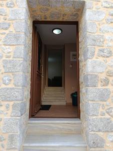 Kalymnos Center Sea Port في كاليمنوس: مدخل منزل بجدار من الطوب +6 صور