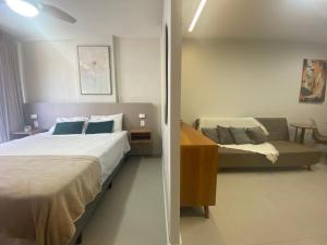 ein Hotelzimmer mit einem Bett und einer Couch in der Unterkunft Apto novo perto da UFF e Plaza in Niterói + 36 Fotos