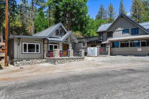 爱德怀The Grand Idyllwild Lodge的前面有车道的大房子