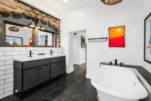 爱德怀The Grand Idyllwild Lodge的带浴缸、马桶和水槽的浴室 更多88张照片