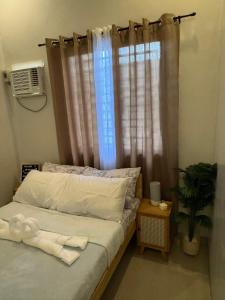 Postel nebo postele na pokoji v ubytování kyros crib