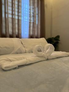 Postel nebo postele na pokoji v ubytování kyros crib