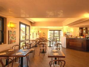 佛罗伦萨B&B Hotel Firenze Pitti Palace al Ponte Vecchio的一间有桌椅和厨房的餐厅