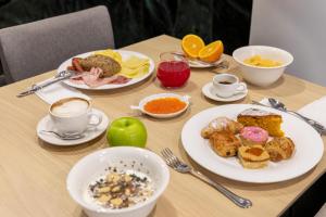 索托马里纳B&B Hotel Chioggia Airone的摆满食物和咖啡的桌子