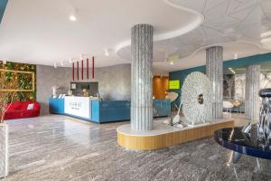 索托马里纳B&B Hotel Chioggia Airone的带有柱子的大厅和房间里的桌子