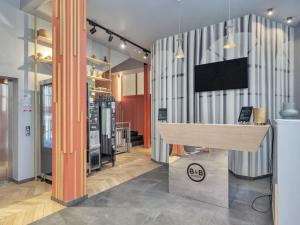 Μια τηλεόραση ή/και κέντρο ψυχαγωγίας στο B&B Hotel Milano City Center Duomo +36 φωτογραφίες