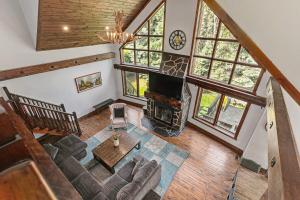 an overhead view of a living room with a tv at Chalet at Blue in Blue Mountains