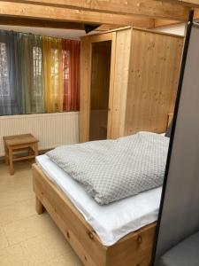 Ένα ή περισσότερα κρεβάτια σε δωμάτιο στο Ferienwohnung in Imst