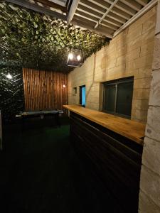 un bar en una habitación con mesa y TV en פאטה מורגנה רויאל - מתחם פרטי עם בריכה פרטית, en Beer Sheva 2 fotos más