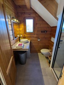 克吕塞耶Le Ptit Beccon的小屋内的浴室设有2个盥洗盆和1个卫生间