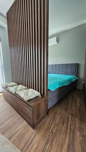 Un pat sau paturi într-o cameră la Apartman Vrabac