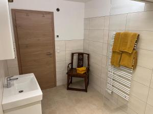 Et badeværelse på Smart Stay - Privates Zimmer & Bad im Untergeschoss - Kingsize Komfort fuer Zwei