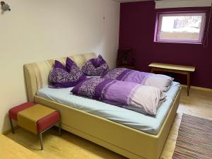 En eller flere senge i et værelse på Smart Stay - Privates Zimmer & Bad im Untergeschoss - Kingsize Komfort fuer Zwei