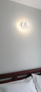 un plafond avec une lumière au-dessus d'un lit dans l'établissement BlueByMis, à Muchatha 7 autres photos