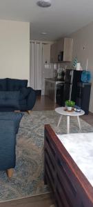 un salon avec un canapé et une table dans l'établissement BlueByMis, à Muchatha