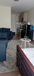 un salon avec un canapé et une table dans l'établissement BlueByMis, à Muchatha