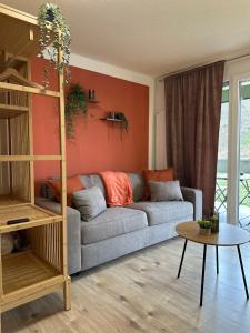 una sala de estar con un sofá y una mesa en Stilvoll, am Thuner See, nähe Interlaken, Familienfreundlich mit Garten, WIFI, en Einigen