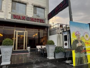 代胡克Wan Hotel的一名女子站在一栋建筑物前 更多13张照片