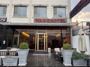 代胡克Wan Hotel的雨中的一家店面，桌椅摆放在一起