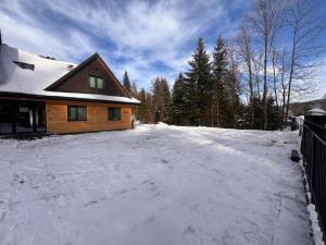 Dzika Dziura z jacuzzi v zimě