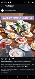 Una mesa con platos de comida encima en Residencial Romulo Ap 4, en Manaus