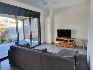 Bras-PanonArbre à pain的配有沙发和平板电视的客厅