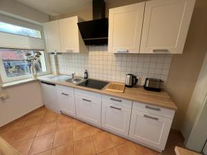 Η κουζίνα ή μικρή κουζίνα στο Ferienwohnung zum Gässchen +13 φωτογραφίες