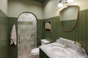 ein grünes Bad mit einem Waschbecken und einem Spiegel in der Unterkunft Wild Indigo - Upscale 2 Bedroom Villa at Petite Acres in New Buffalo